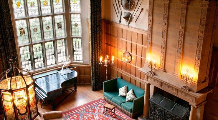 Oak Hall - Setting