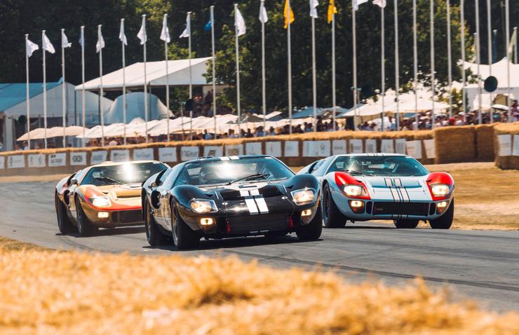3 cars driving up the FoS hillclimb